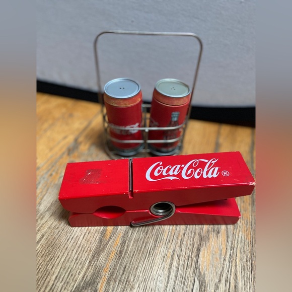Coca Cola branded items - salt and pepper shaker with caddie giant clothes pin - Picture 6 of 11